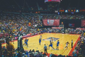 BWIN体育官网注册-周冠宇赛后谦逊发言登热搜，曼城爆冷费城76人引发热议